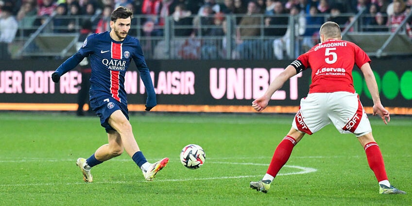 Le Parisien Khvicha Kvaratskhelia opposé au Brestois Brendan Chardonnet lors du match Brest-PSG, le 2 février 2025 au stade Francis-Le-Blé.