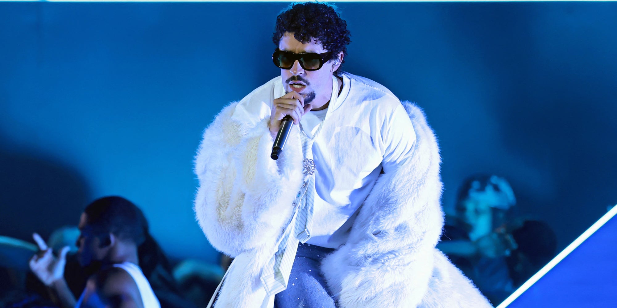 Bad Bunny sur la scène des 2025 iHeartRadio Music Awards, au Dolby Theatre à Hollywood, Californie, le 17 mars 2025.