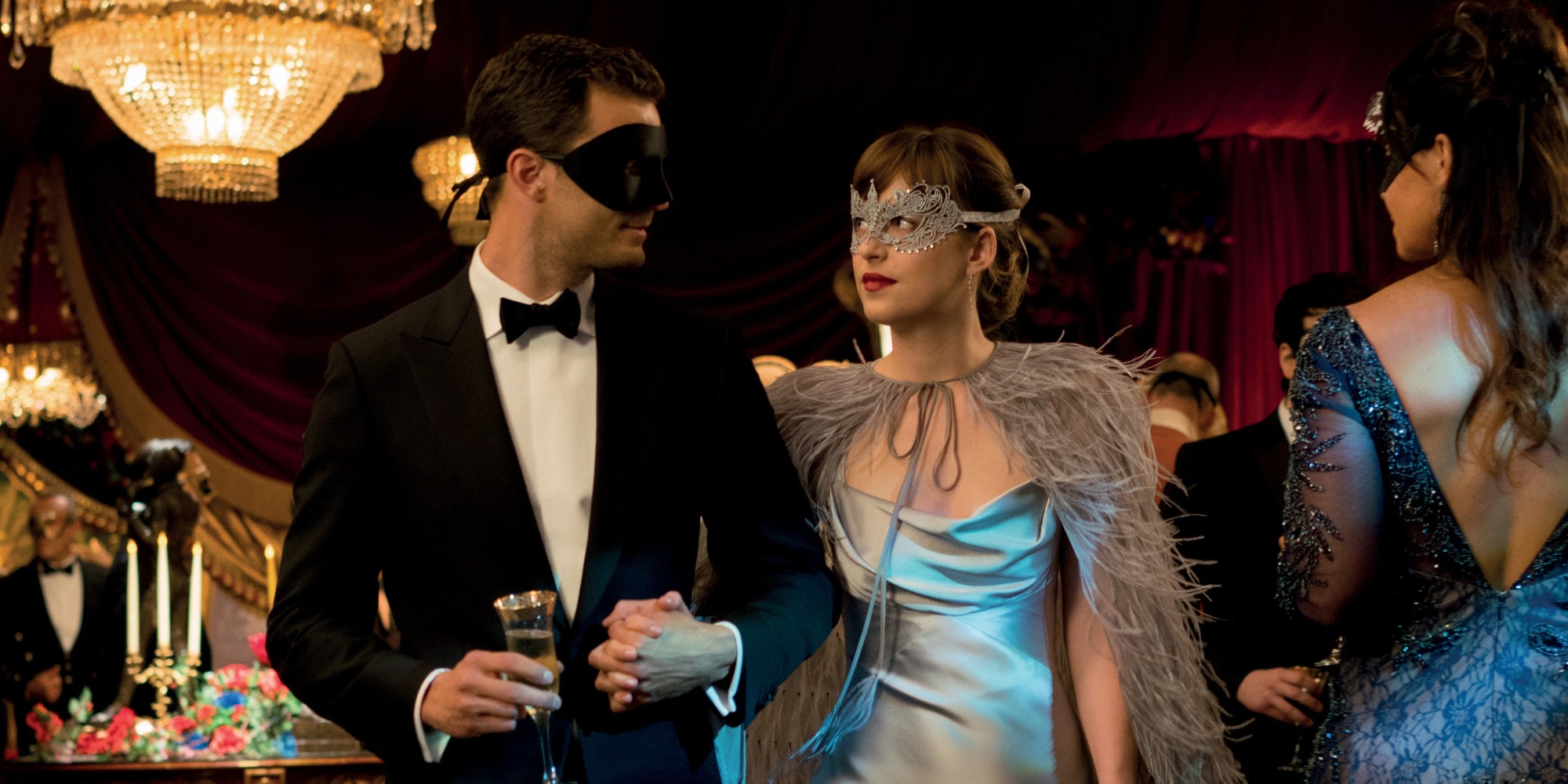 Christian et Anastasia au bal, au bal masqué ohé-ohé, dans 50 Nuances Plus Sombres