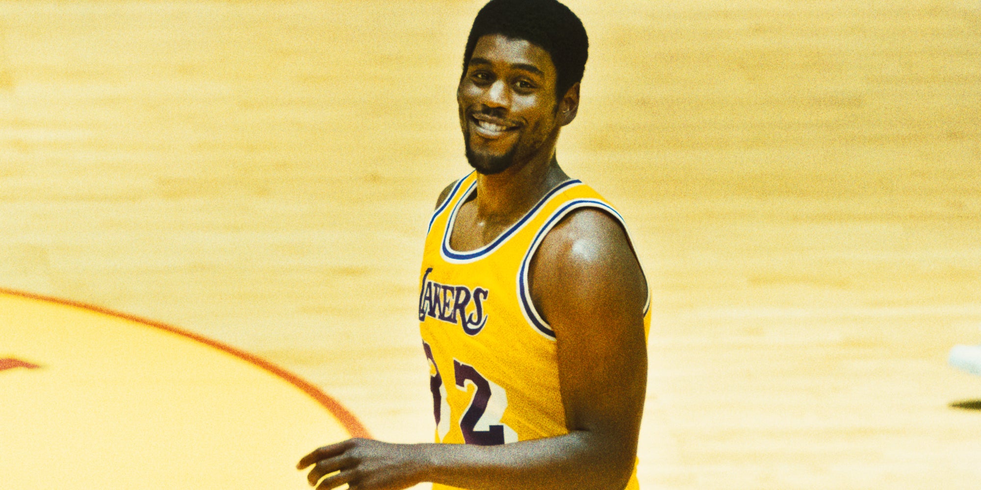 Quincy Isaiah dans la peau de Magic Johnson dans "Winning Time : The Rise of the Lakers Dynasty", une série HBO à voir en exclusivité sur OCS.