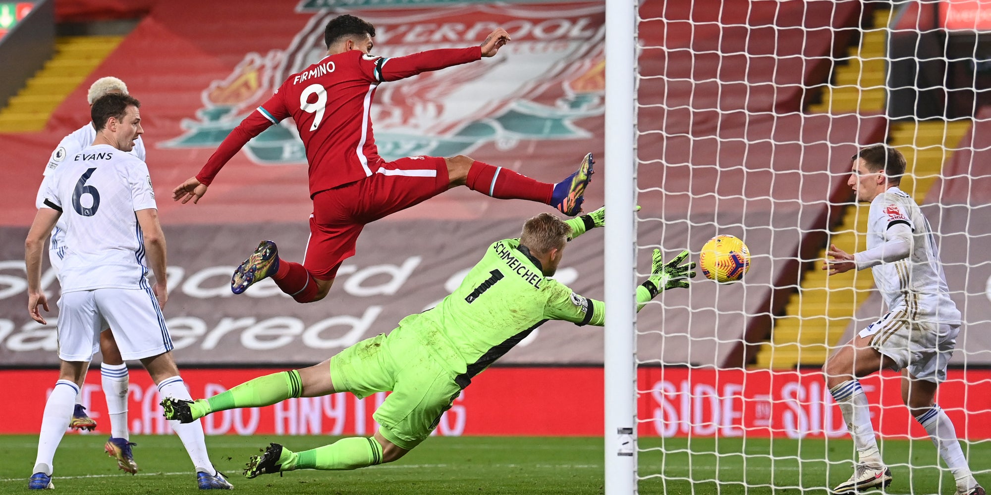 Joueurs de Liverpool et Leicester à la lutte lors du match aller en Premier League, le 22 novembre 2020 à Anfield Road, Liverpool