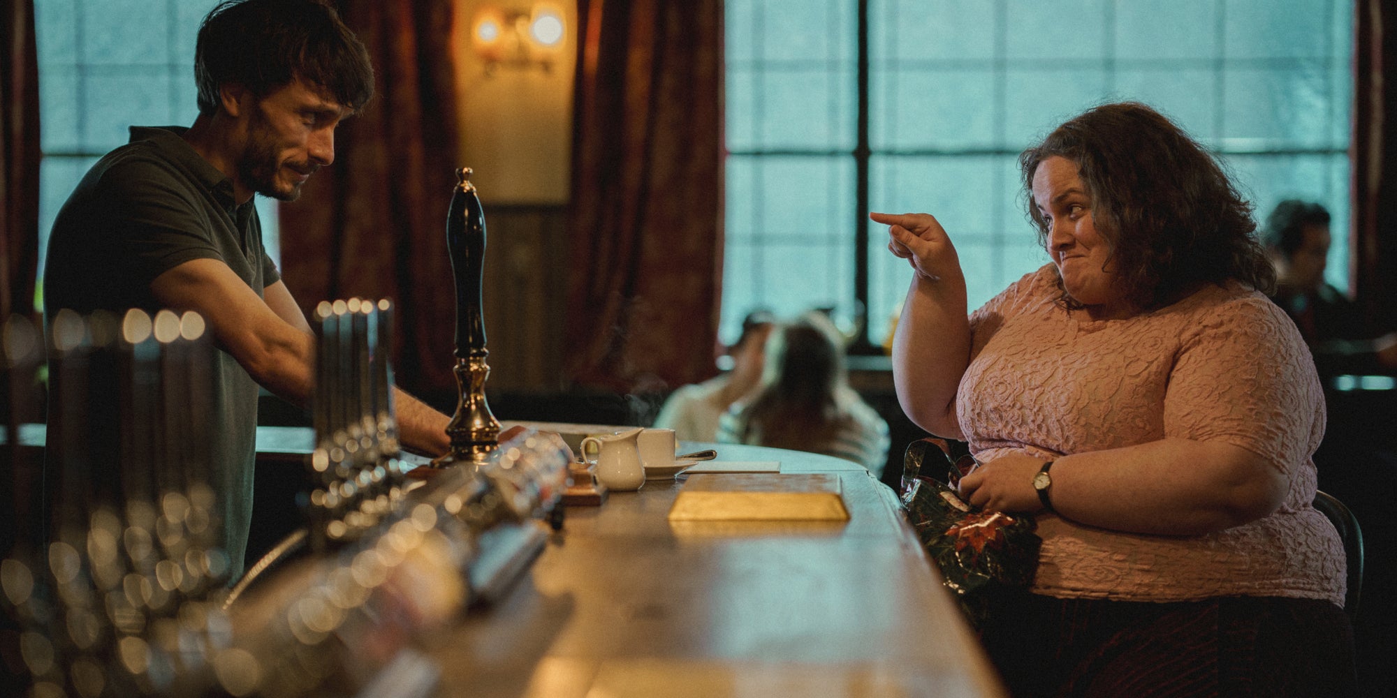 Richard Gadd dans le rôle de Donny et Jessica Gunning dans celui Martha, pour la série "Mon petit renne", disponible sur Netflix.