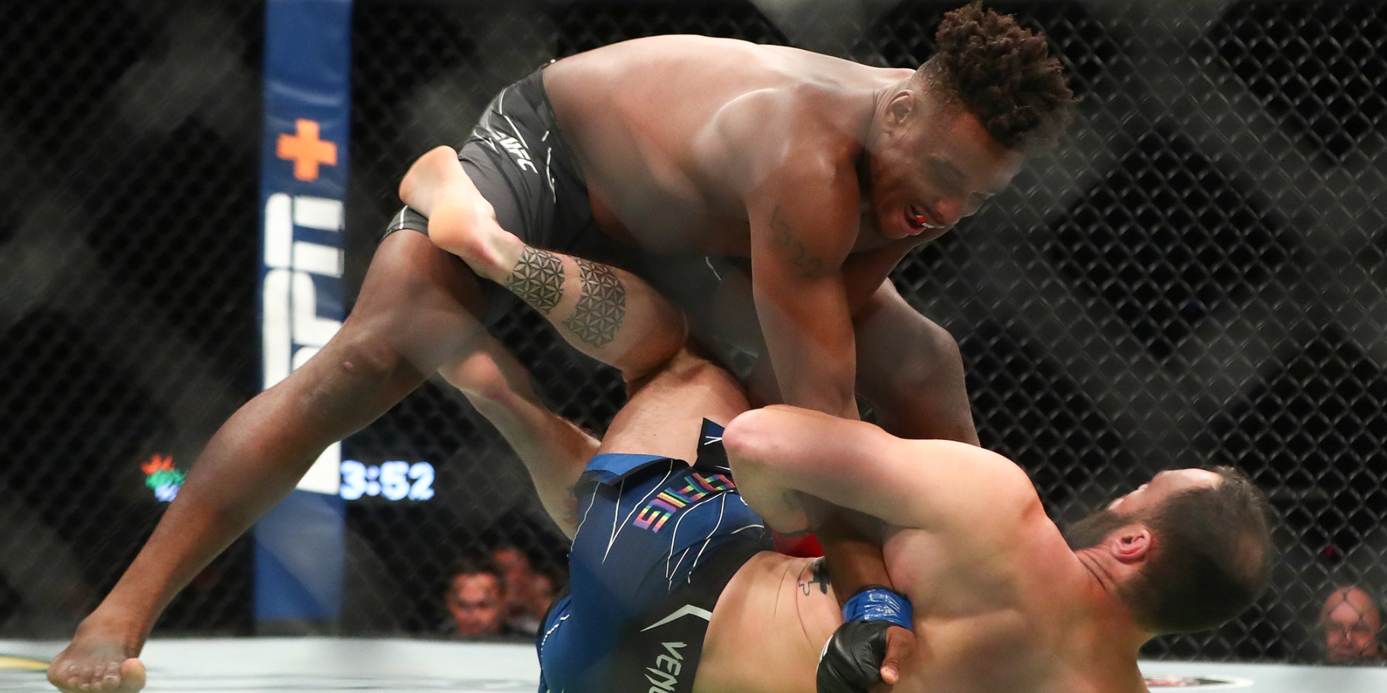 Jamahal Hill (debout) contre Paul Craig lors de l'UFC 263, le 12 juin 2021 à Glendale, Arizona