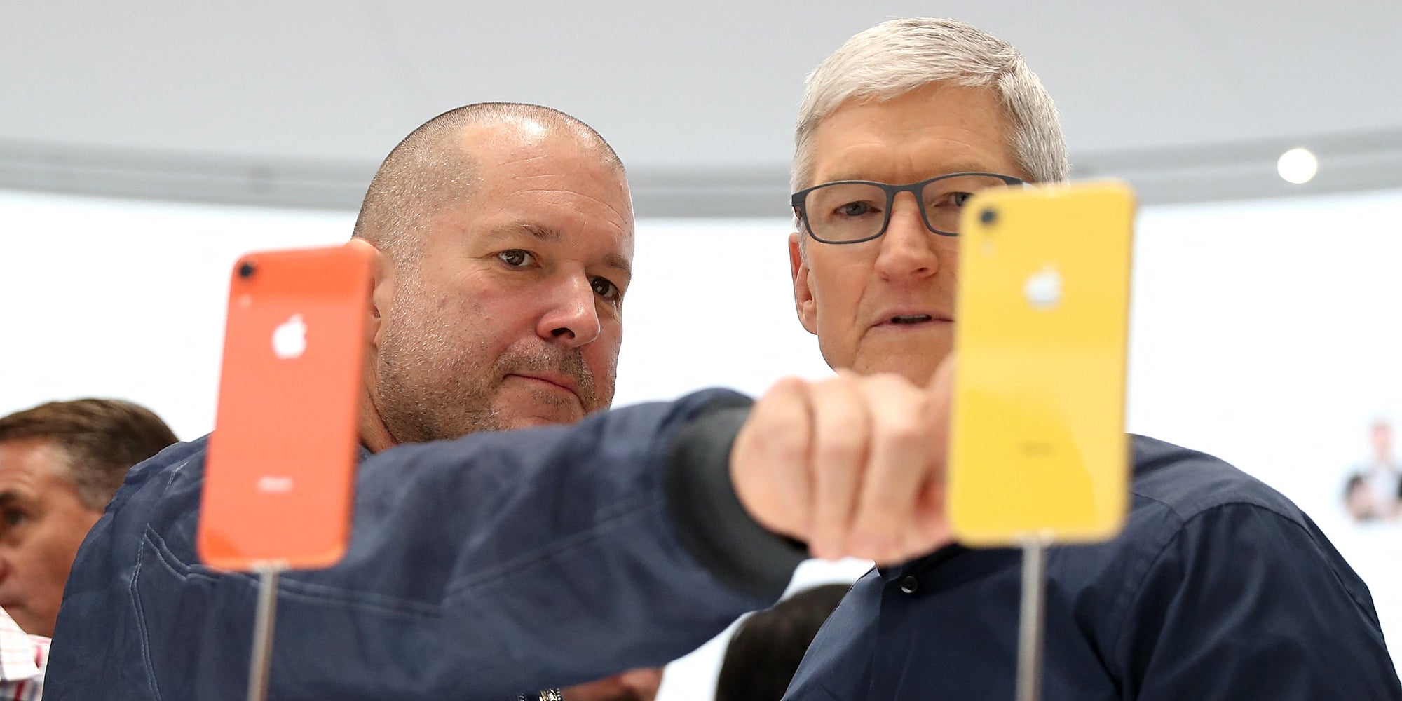 Jony Ive et Tim Cook devant la gamme d'iPhone XR lors d'un évènement organisé au Steve Jobs Theatre, à Cupertino en Californie, le 12 septembre 2018.
