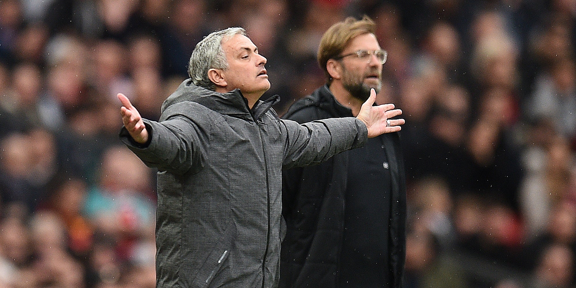 José Mourinho devant Jürgen Klopp lors de Manchester United - Liverpool, le 10 mars 2018