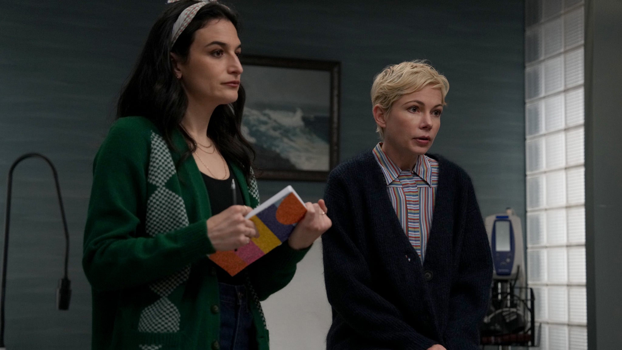 Michelle Williams et Jenny Slate se donnent la réplique dans la série dramatique "Dying for Sex" à découvrir sur Disney+.