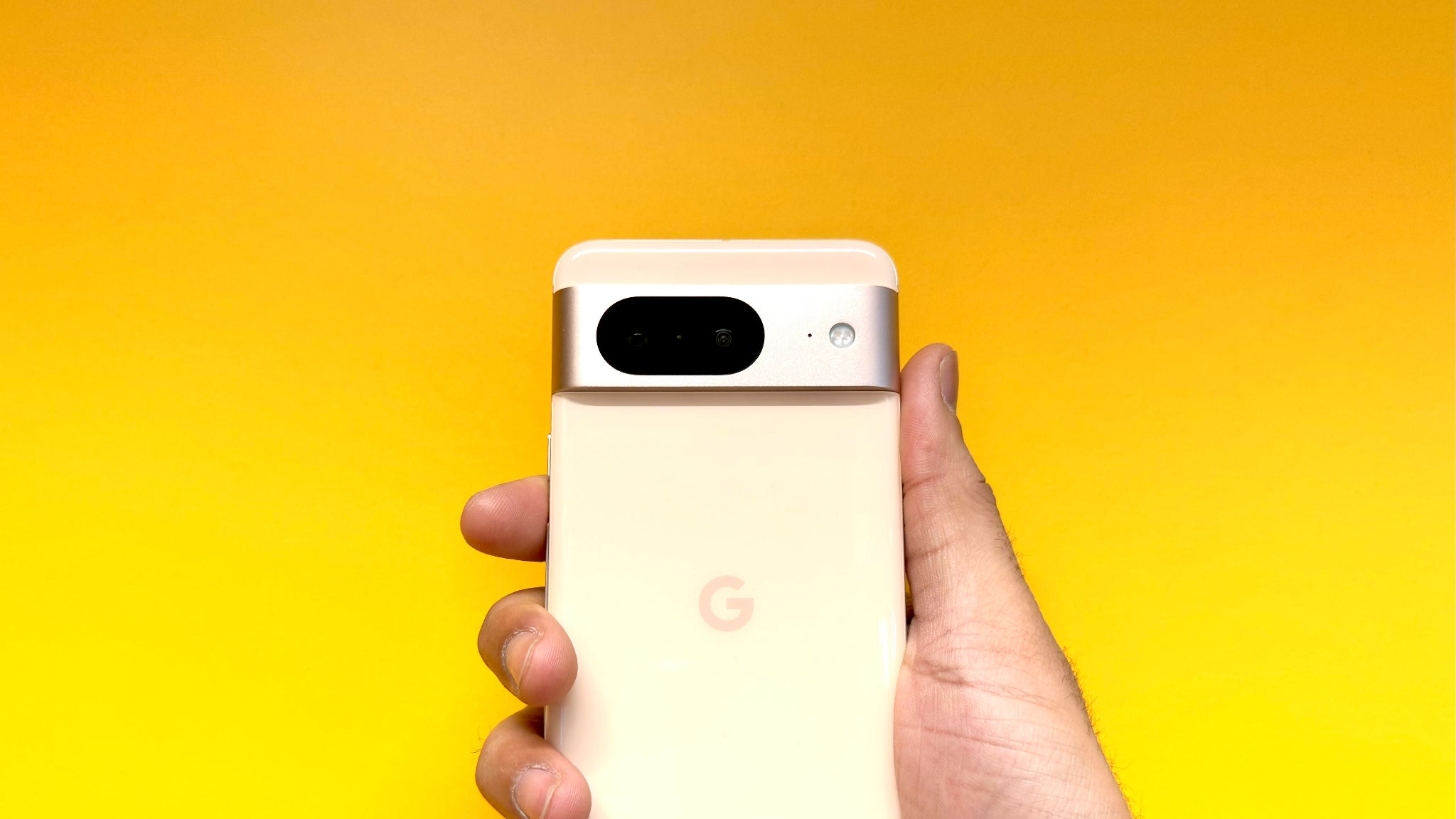 Grâce à son gabarit compact et à ses bords arrondis, le Pixel 8 est très ergonomique dès la première prise en main.