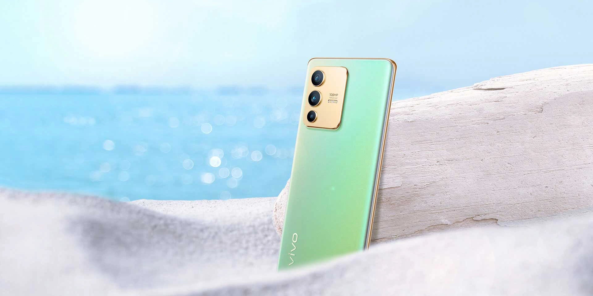 Quand il est exposé au soleil, le V23 passe d'un coloris or à une jolie teinte turquoise.