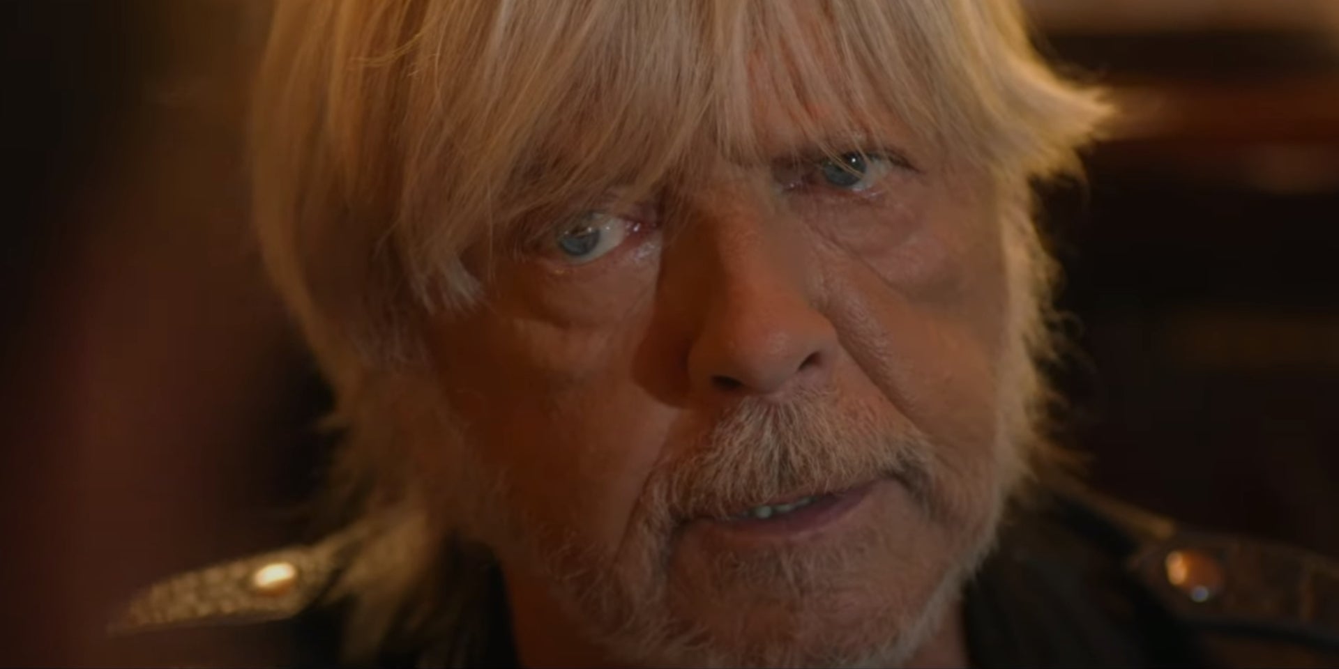 Renaud dans son nouveau clip pour "Si tu me payes un verre"