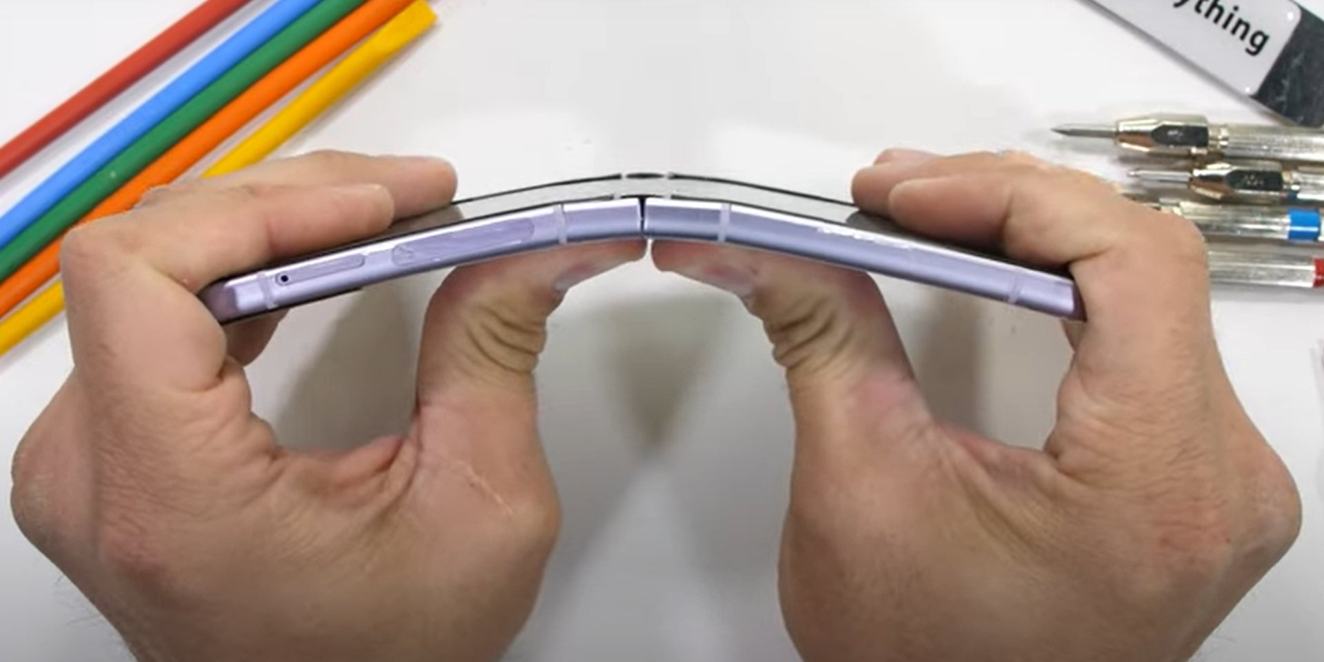 Le Samsung Galaxy Z Flip3 a passé le test de durabilité du YouTubeur JerryRigEverything
