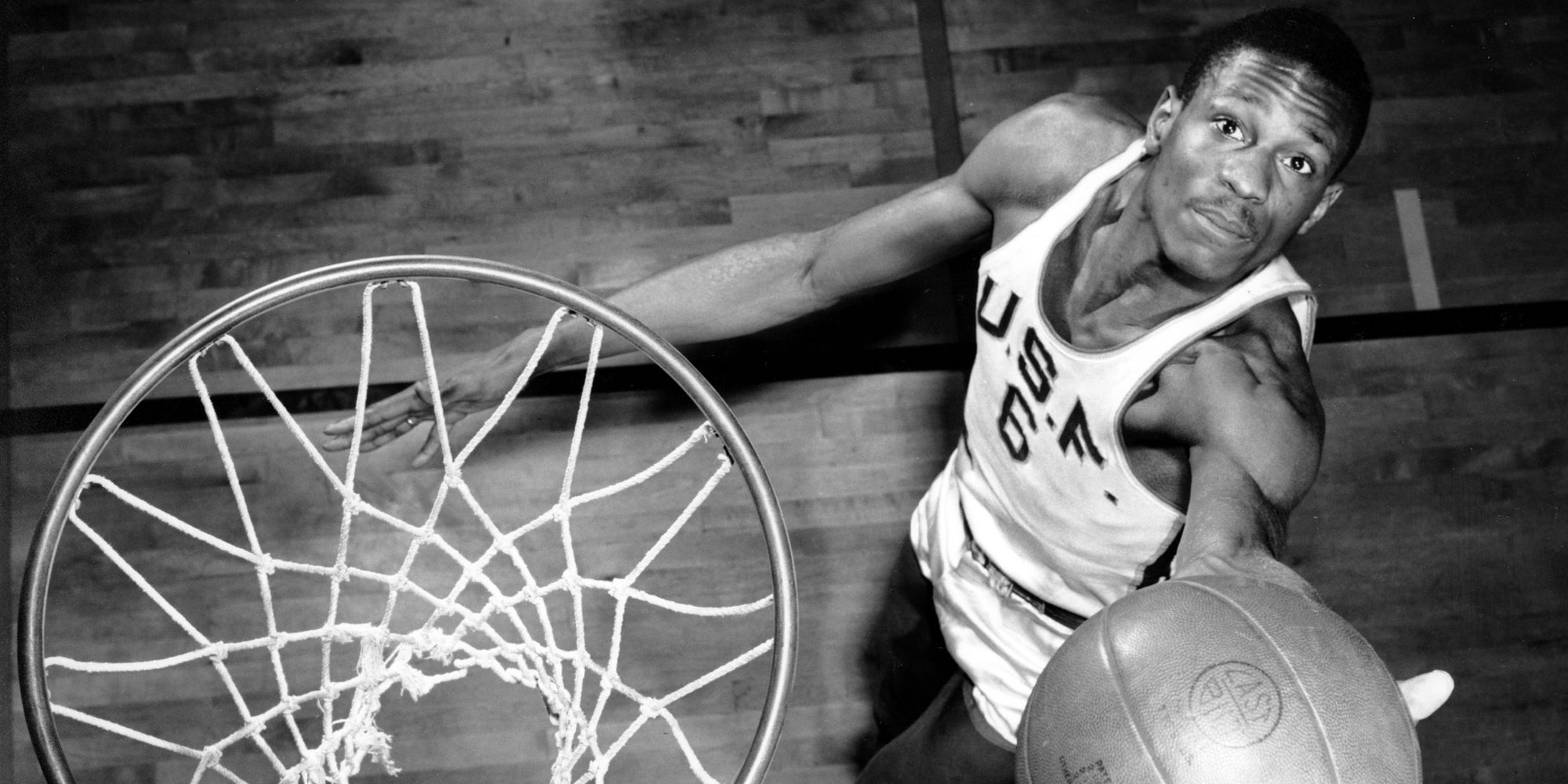 Bill Russell en action lors d'un match universitaire avec l'équipe de San Francisco en 1956.