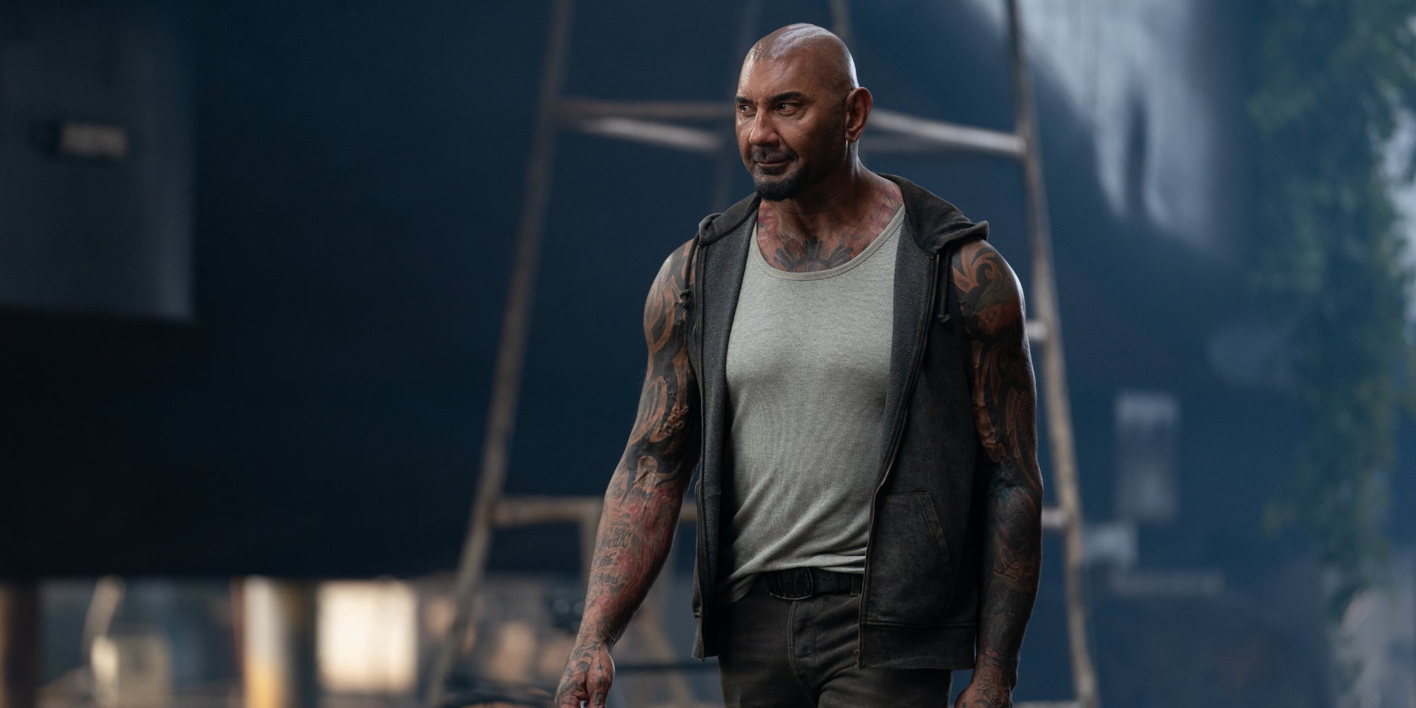 Dave Bautista incarne Jake, un chasseur de trésors dans le film "Afterburn", disponible sur Prime Video. 