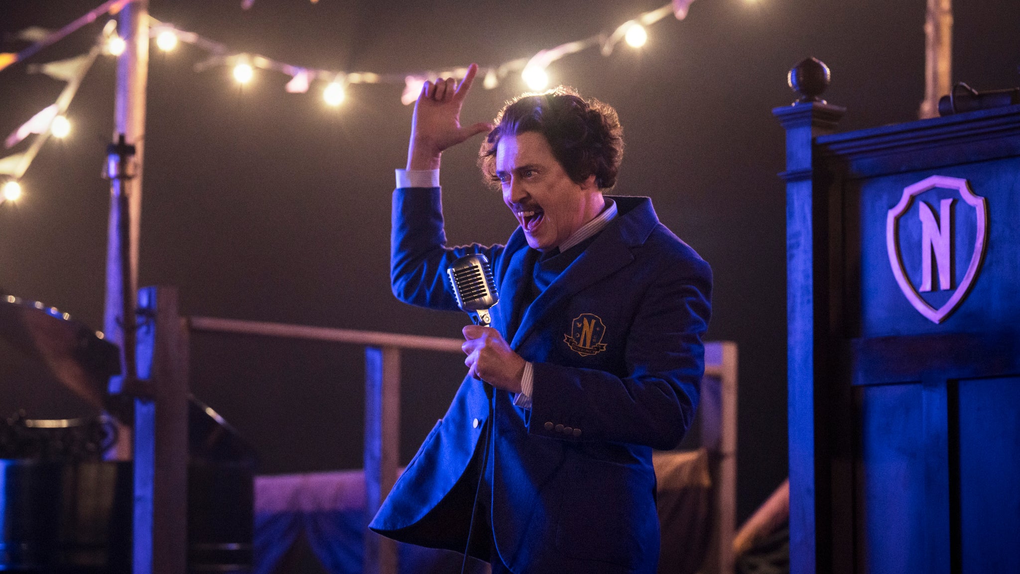 Steve Buscemi remplace la directrice Larissa Weems et prend le rôle du principal Barry Dort dans la saison 2 de Mercredi. 