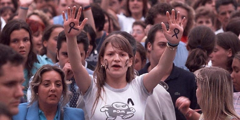 Une manifestante affiche des rubans bleus lors d'un rassemblement contre l'ETA à Bilbao, le 14 juillet 1997, après l'assassinat de Miguel Ángel Blanco Garrido.
