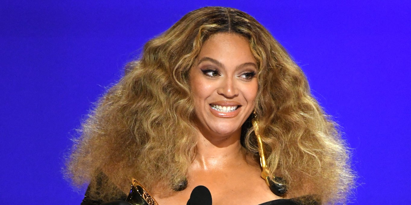 La chanteuse américaine Beyoncé accèpte le prix de la meilleure performance R&B pour 'Black Parade' sur scène lors de la 63e cérémonie annuelle des Grammy Awards au Los Angeles Convention Center le 14 mars 2021 dernier.