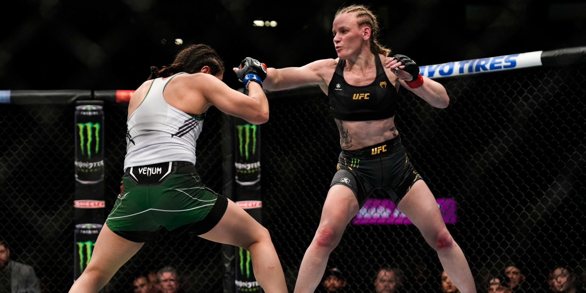 Le premier combat pour le titre entre Alexa Grasso (gants bleus) et Valentina Shevchenko (gants rouges) lors de l'UFC 285, le 4 mars dernier à la T-Mobile Arena de Vegas.