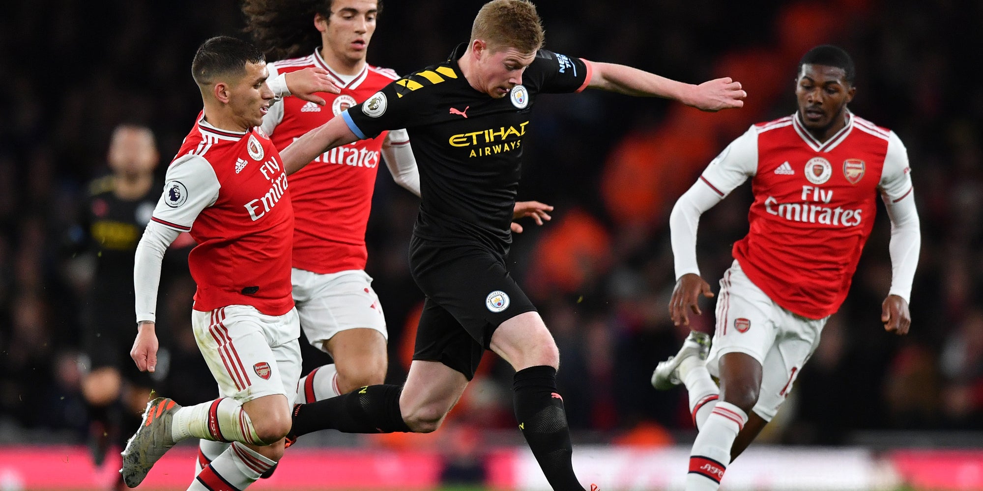 De Bruyne à la lutte avec les joueurs d'Arsenal lors d'Arsenal - Manchester City, le 15 décembre 2019 à Londres