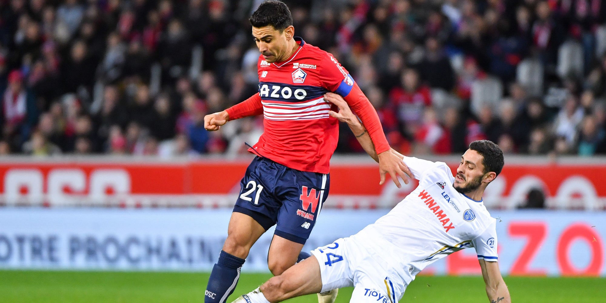 Benjamin Andre (LOSC) et Xavier Chavalerin (Troyes) lors du match entre Lille et l'ESTAC, le 15 janvier 2023 au Stade Pierre Mauroy (Lille).