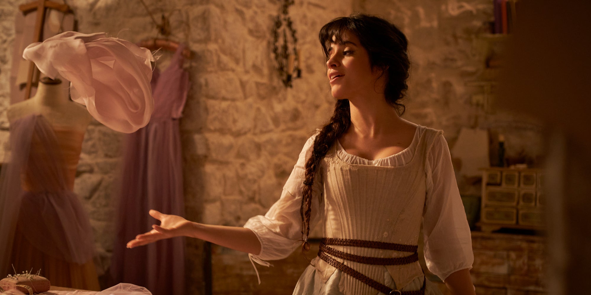 Camila Cabello dans la peau d'Ella, alias Cendrillon.