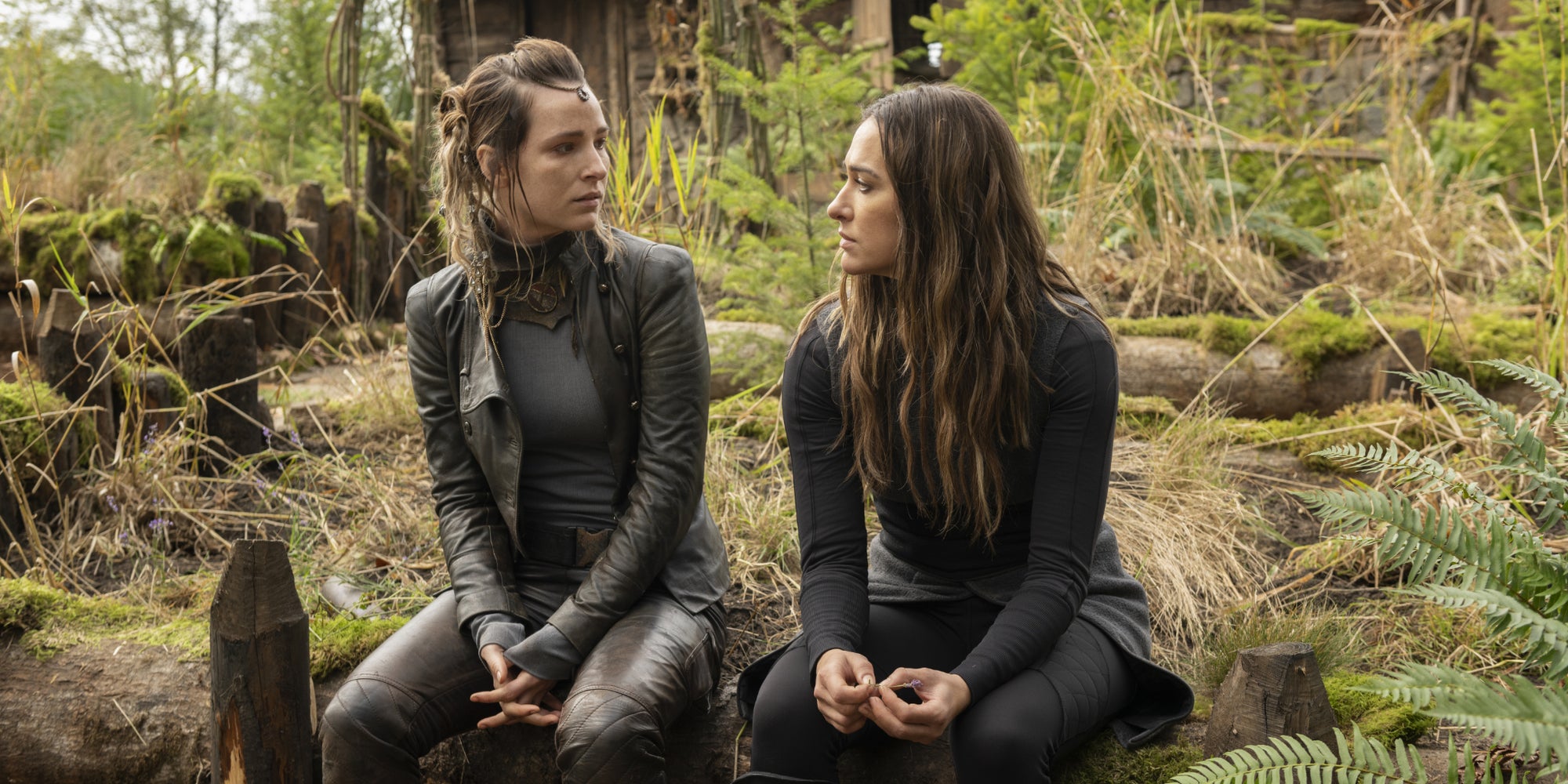 Retrouvez Hope (Shelby Flannery), toute grandie, et Echo (Tasya Teles) dans la septième et dernière saison de "The 100", bientôt en exclusivité sur SYFY.