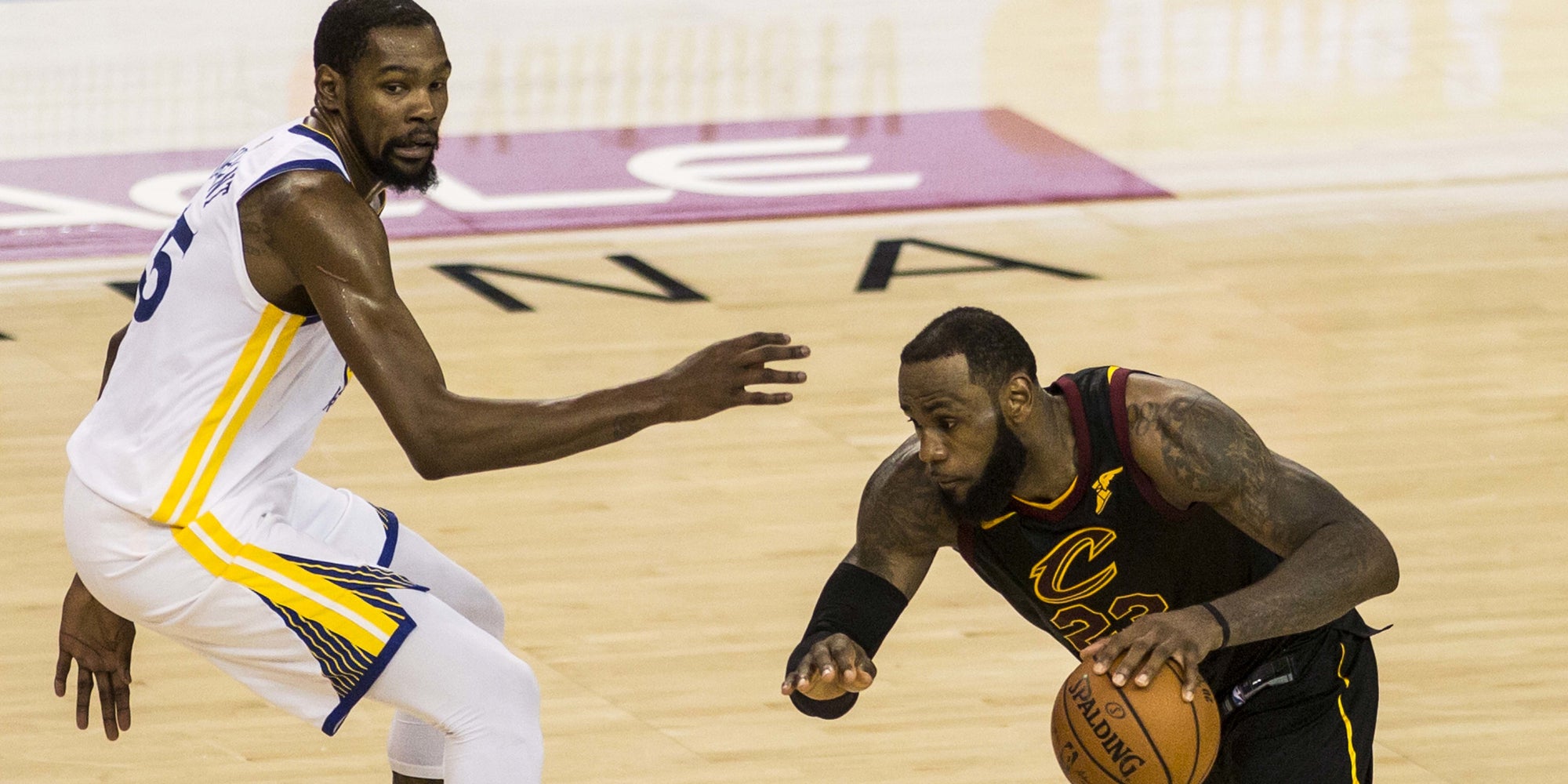 Kevin Durant et LeBron James face à face lors d'un match Cleveland Cavaliers - Golden State Warriors en NBA Finals, à Oakland, Californie, le 31 mai 2018. 