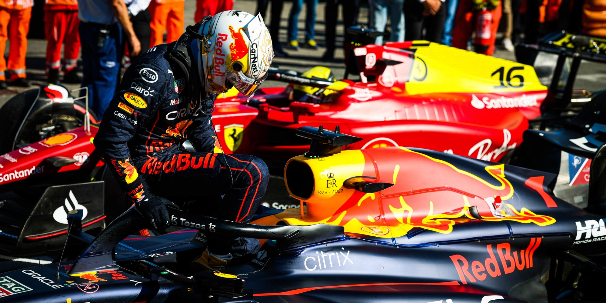 Max Verstappen rentre dans sa Formule 1 Red Bull lors du Grand Prix d'Italie, à Monza, le 11 septembre 2022