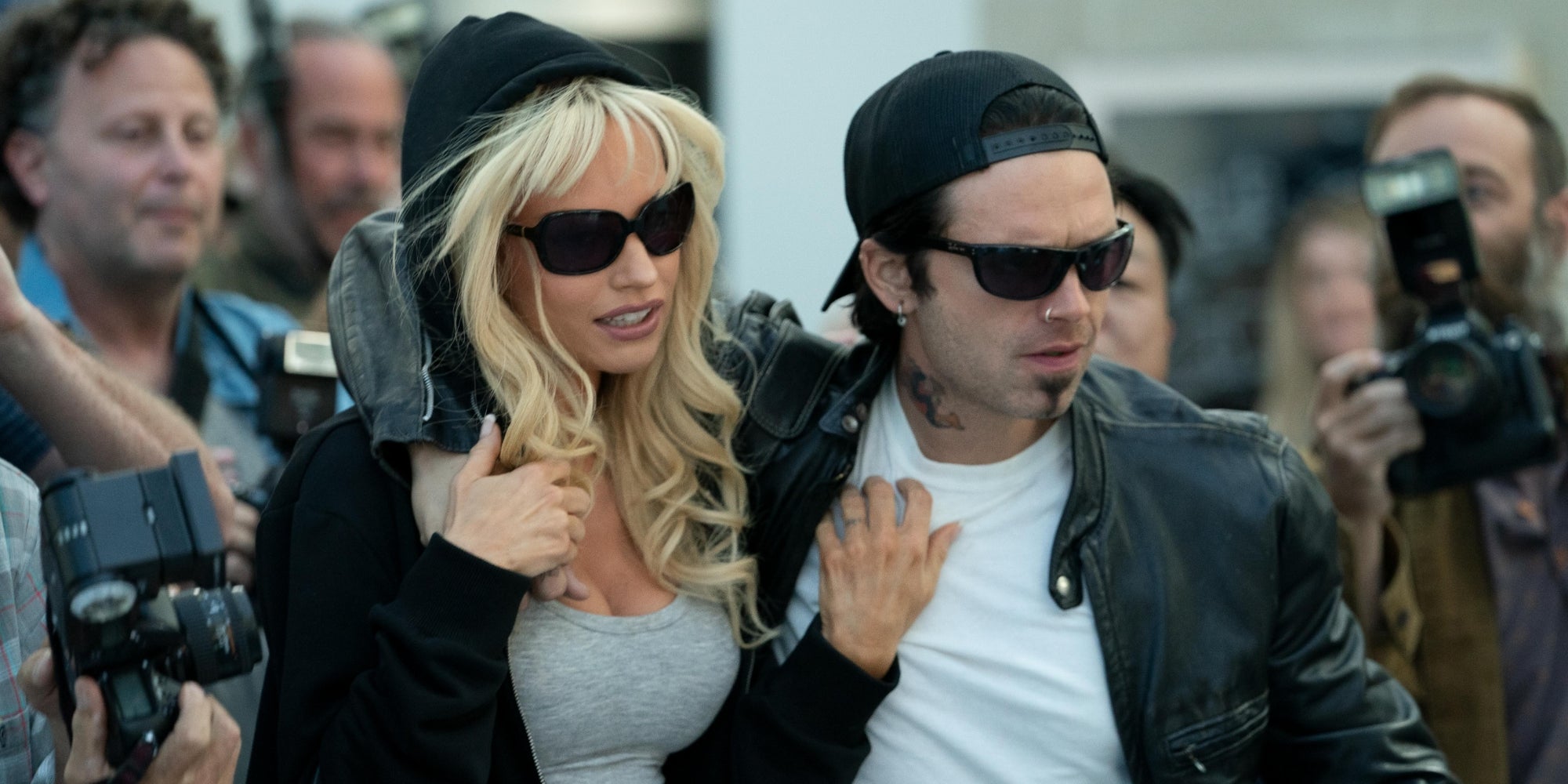 Dans Pam & Tommy sur Disney+, Lily James et Sebastian Stan incarnent Pamela Anderson et Tommy Lee