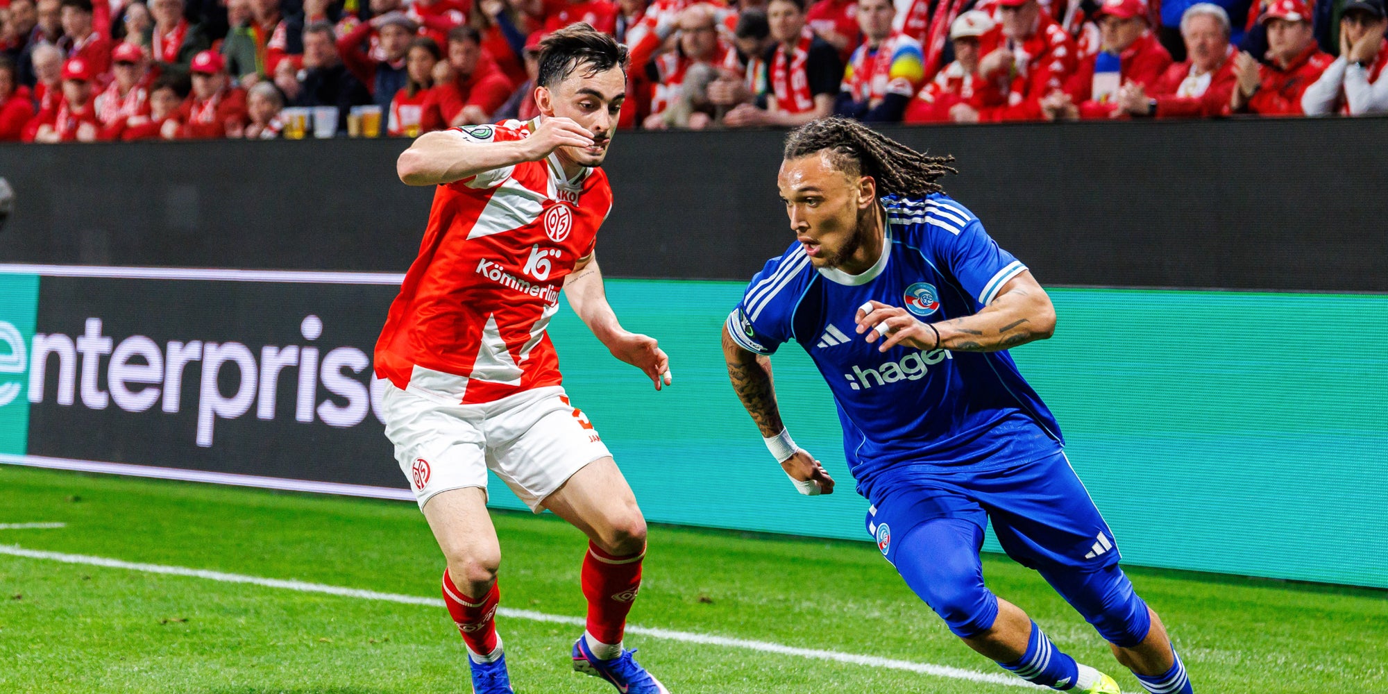 Diego Moreira et Paul Nebel lors du quart de finale aller de Ligue Conférence opposant le FSV Mayence au Racing Club de Strasbourg, à la Mainz Arena en Allemagne, le 9 avril 2026.
