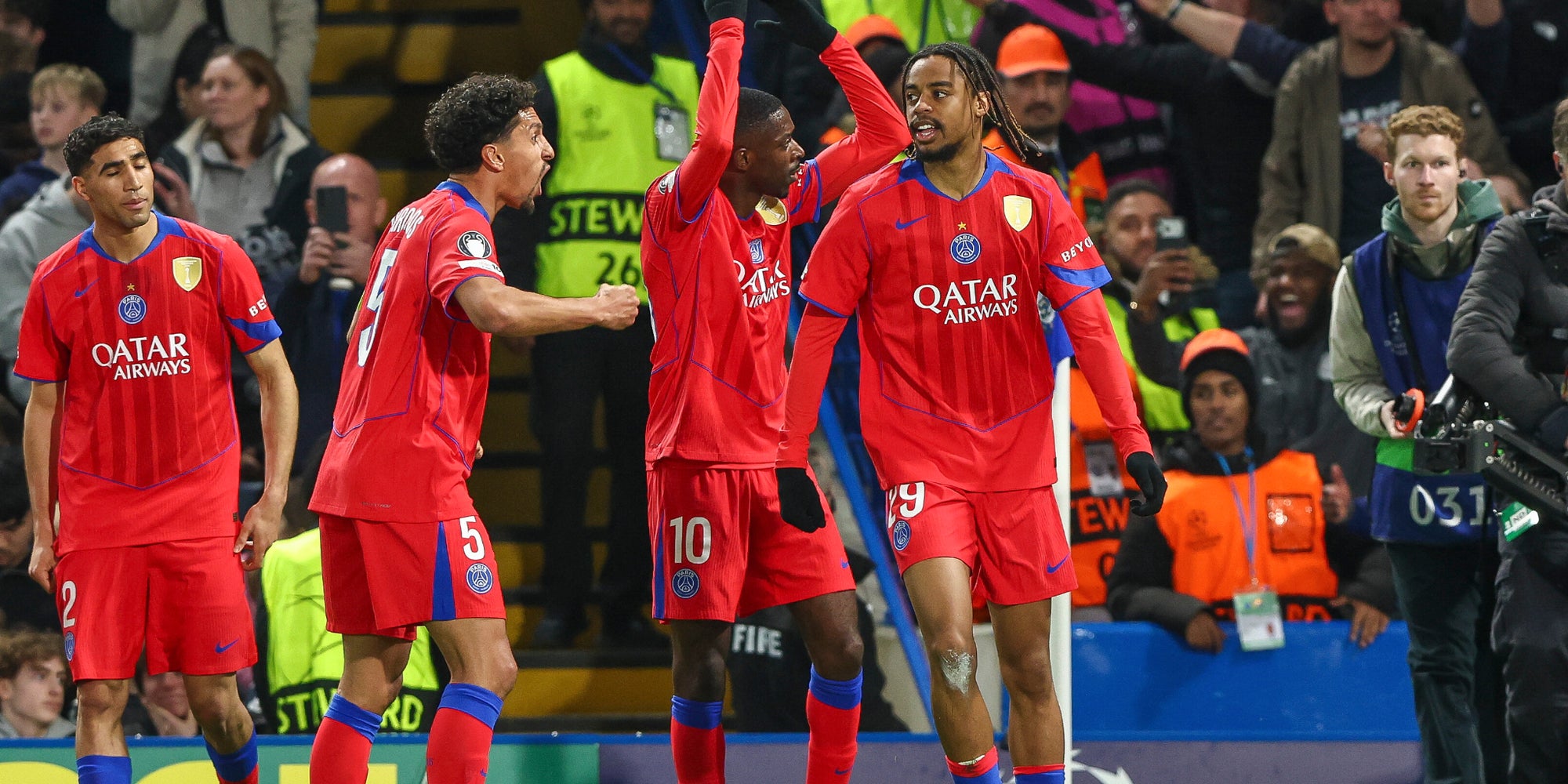 Les Parisiens célébrant le but de Bradley Barcola en Ligue des Champions face à Chelsea, le 17 mars 2026 à Stamford Bridge (Londres).