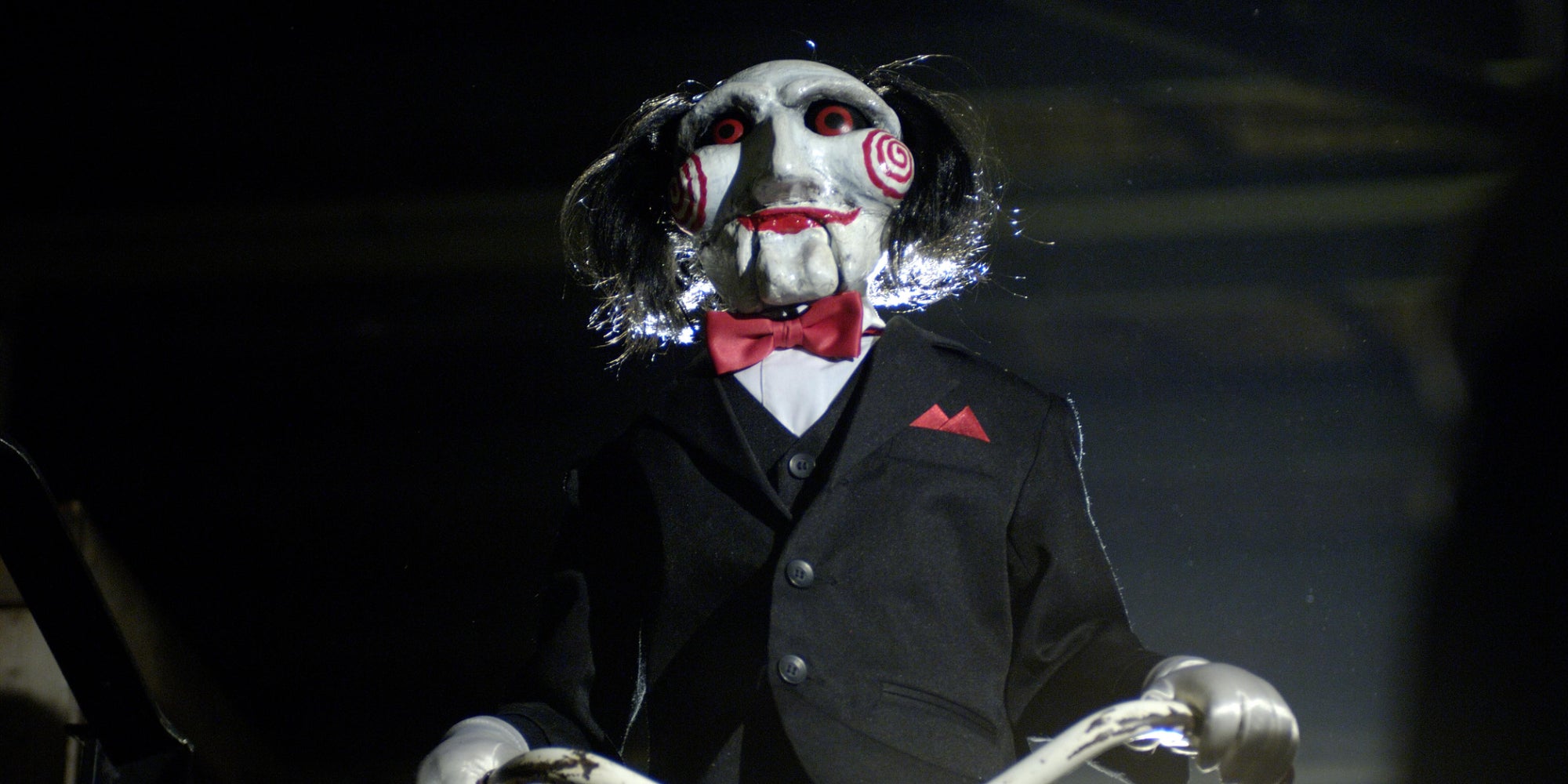 La terrible marionnette de Jigsaw, emblème de la saga, dans Saw 2.