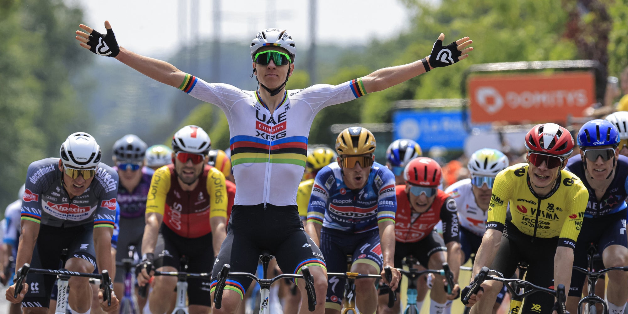 Tadej Pogačar célèbre sa victoire lors de la première étape du Critérium du Dauphiné 2025, entre Domérat et Montluçon, le 8 juin 2025.