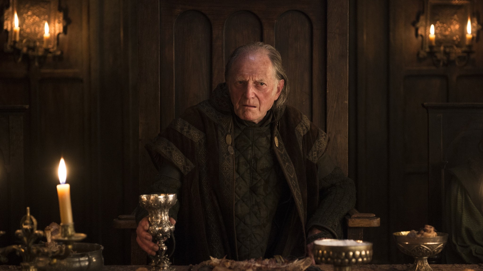 Walder Frey, assis à son siège qu’il ne semble jamais quitter dans Game of Thrones. Walder Frey, assis à son siège qu’il ne semble jamais quitter dans Game of Thrones.