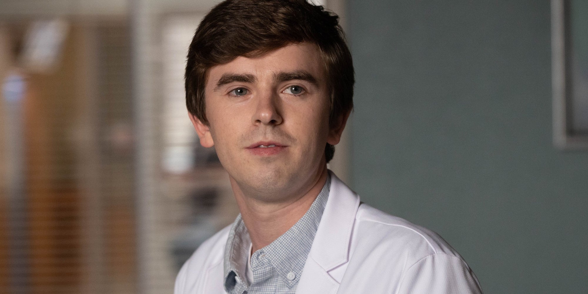 Freddie Highmore renfile la blouse de Shaun Murphy, dans la saison 3 de "The Good Doctor".