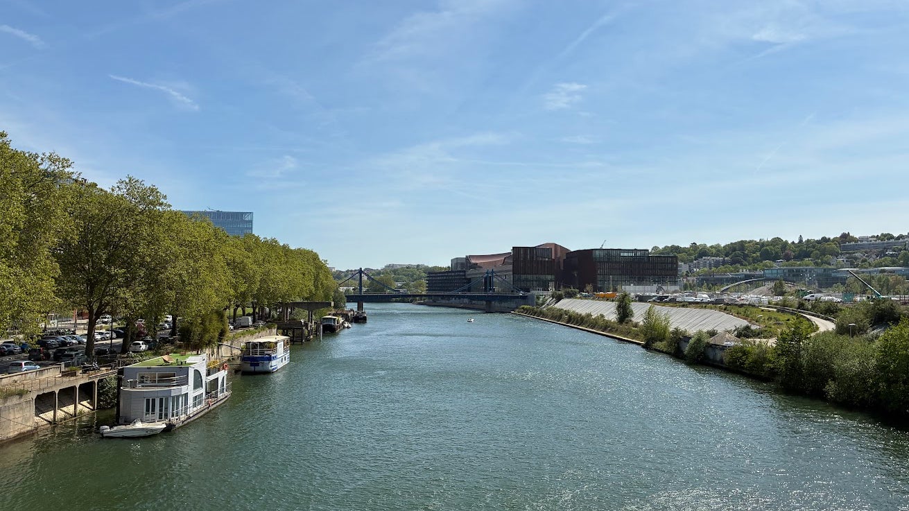 La Seine et le pont de l'Île Seguin capturés par l'iPhone 17e.