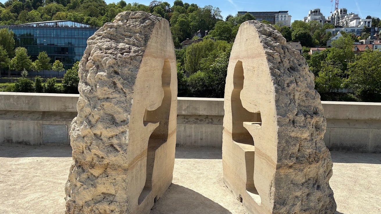 "Pierre" d'Abraham Poincheval, capturée par l'iPhone 17e, au parc départemental Gauthier Mougin.