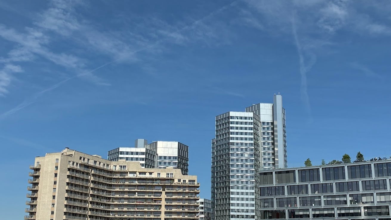 Les tours du Pont de Sèvres, capturées avec le zoom x2 de l'iPhone 17e.