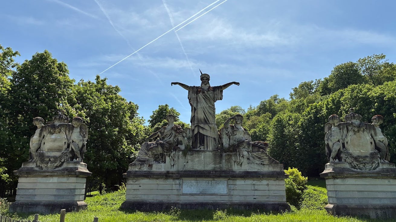 Nous allons tester le zoom de l'iPhone 17e sur cette sculpture.