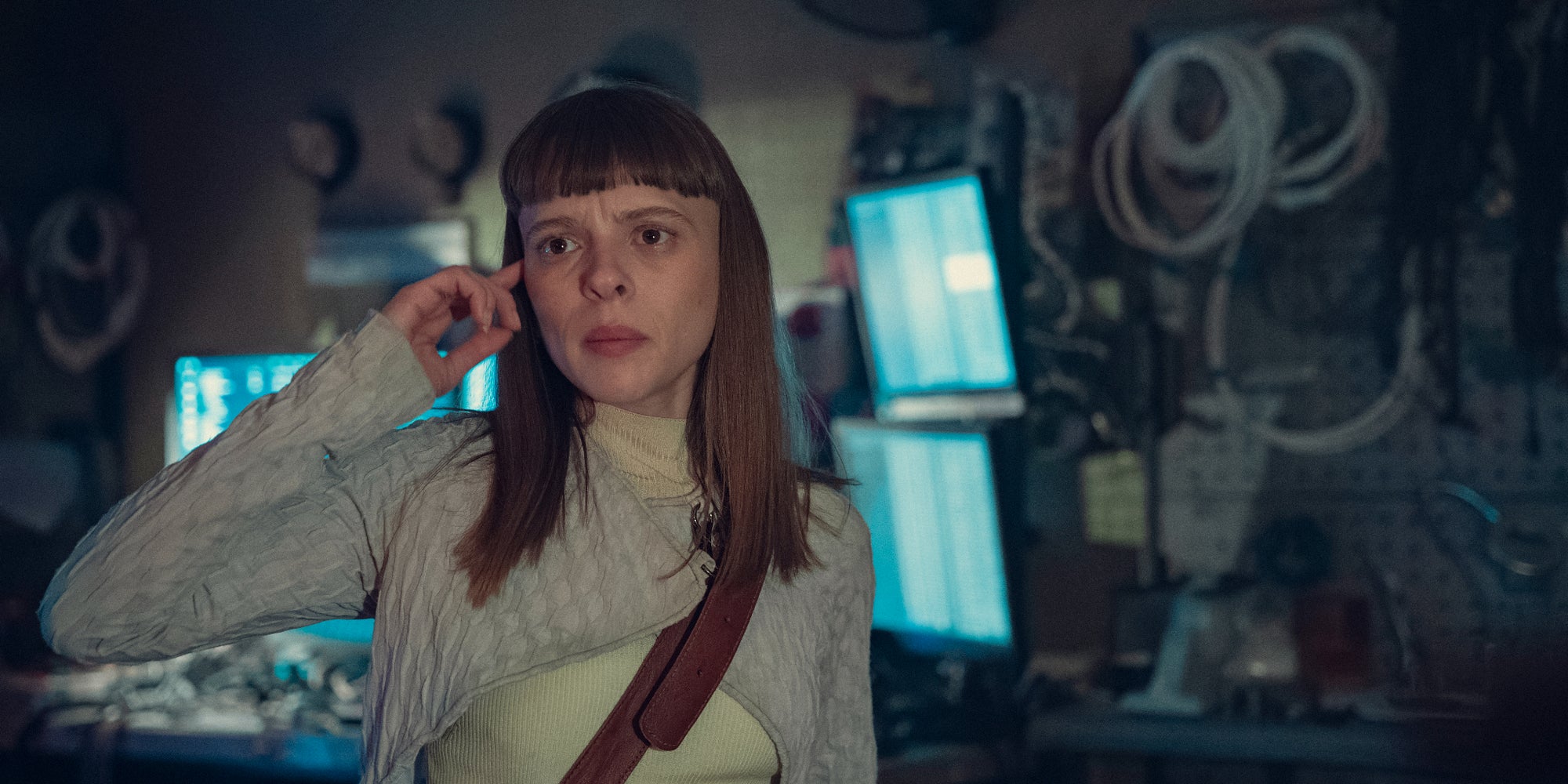 Shira Haas incarnant le Sergent Maplewood dans la série ''Bodies'', disponible sur Netflix. 