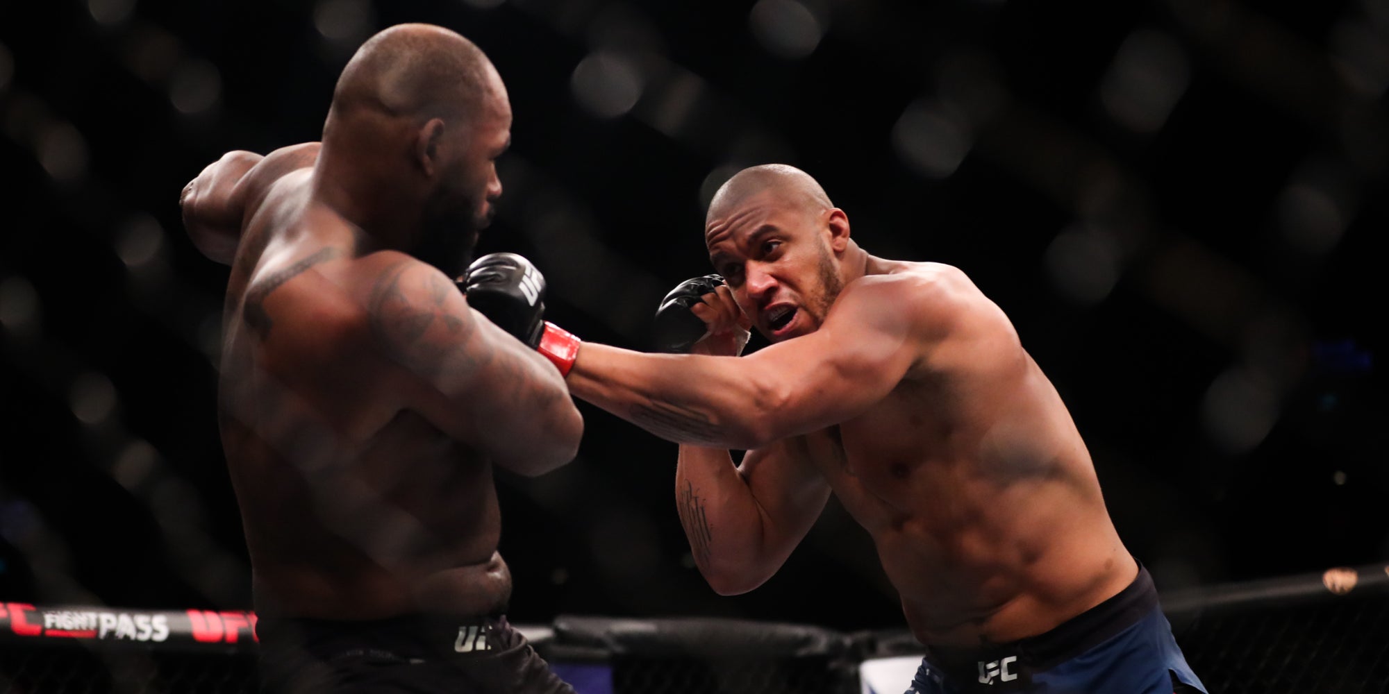 Le Français Ciryl Gane face à l'Américain Don'Tale Mayes lors d'un combat UFC, le 26 octobre 2019.