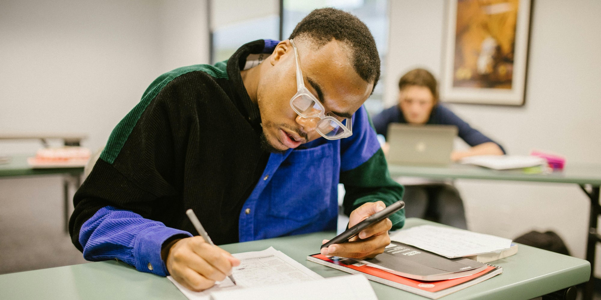Les téléphones portables interdits dans les lycées dès la rentrée scolaire 2026 ? On vous en dit plus ! 