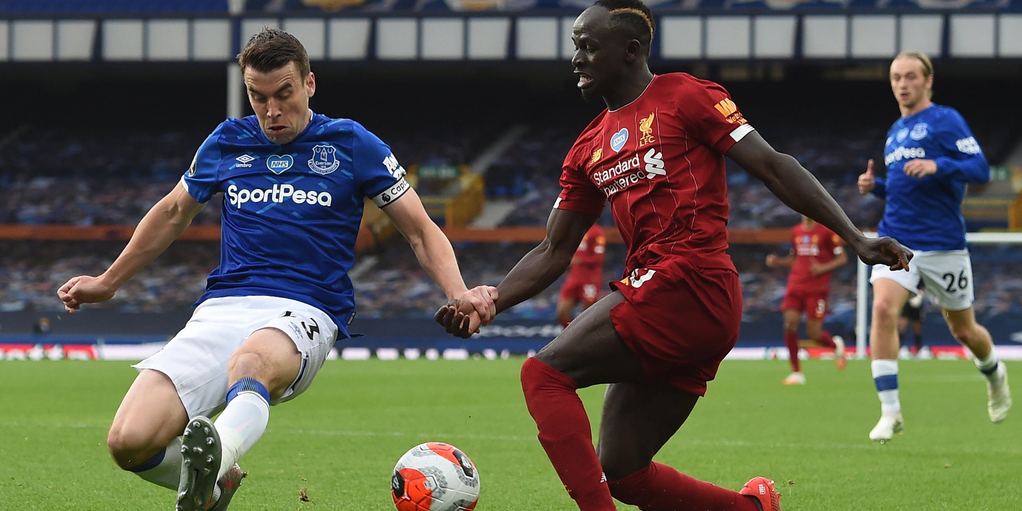 Keane et Mané à la lute lors du dernier Everton-Liverpool, le 21 juin 2020 à Goodison Park, Liverpool