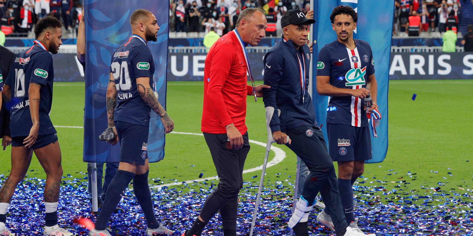 Kylian Mbappé est sorti en béquilles de la finale de Coupe de France PSG - Saint-Étienne, au Stade de France, le 24 juillet 2020.