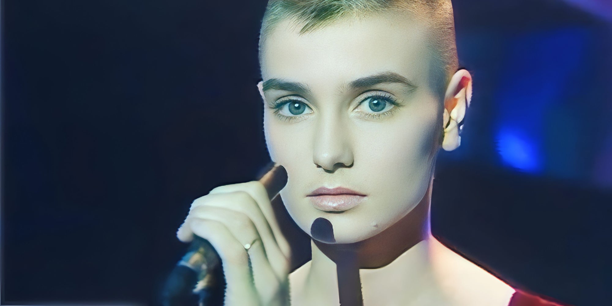 Sinéad O'Connor lors de son passage sur la scène de l'émission "Top of the Pops" en 1990.
