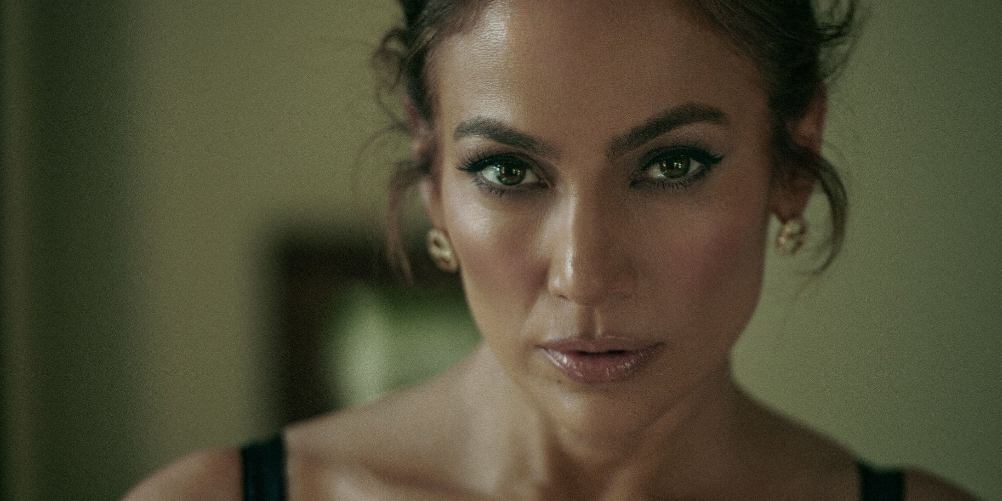 Jennifer Lopez revient avec un nouvel album, "This Is Me... Now", après dix ans d'absence. 