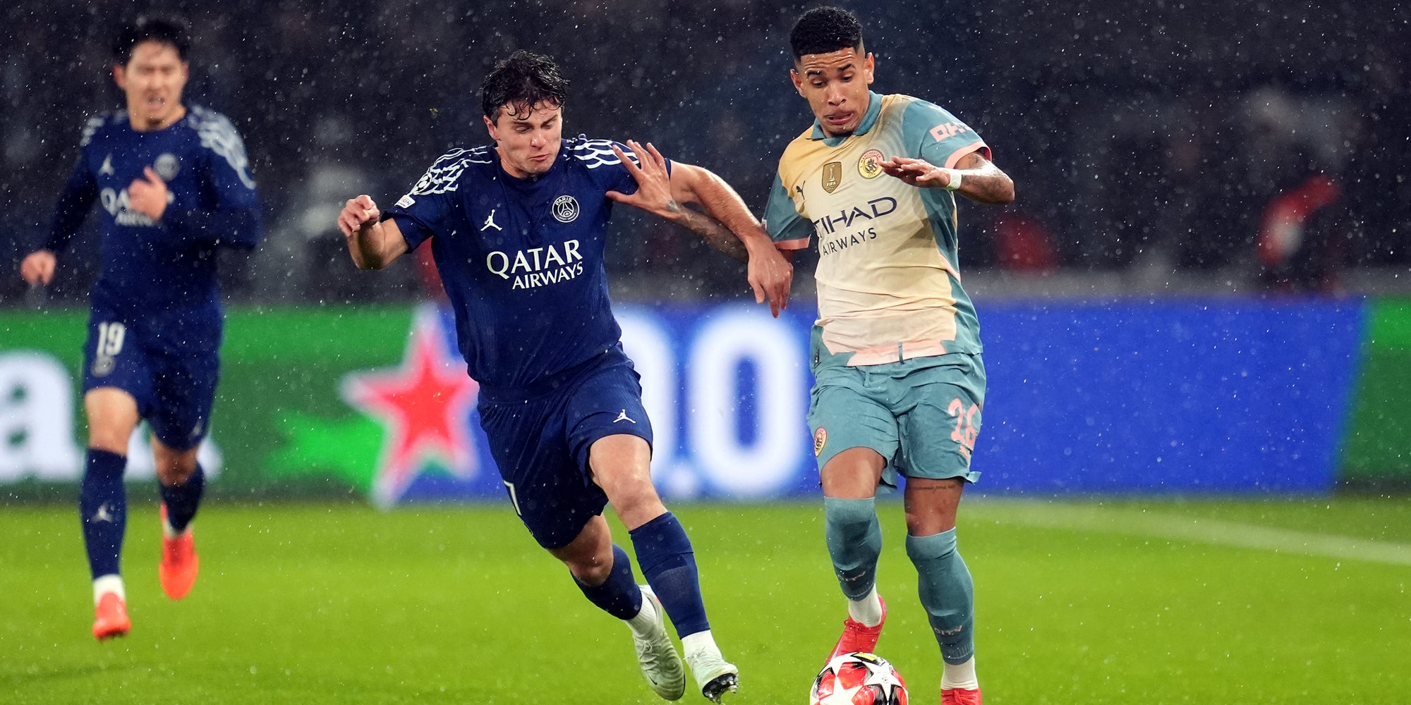 Joao Neves du PSG (à gauche) à la lutte avec Savinho de Manchester City (à droite) lors du match opposant leurs deux équipes en Ligue des Champions, le 22 janvier au Parc des Princes.