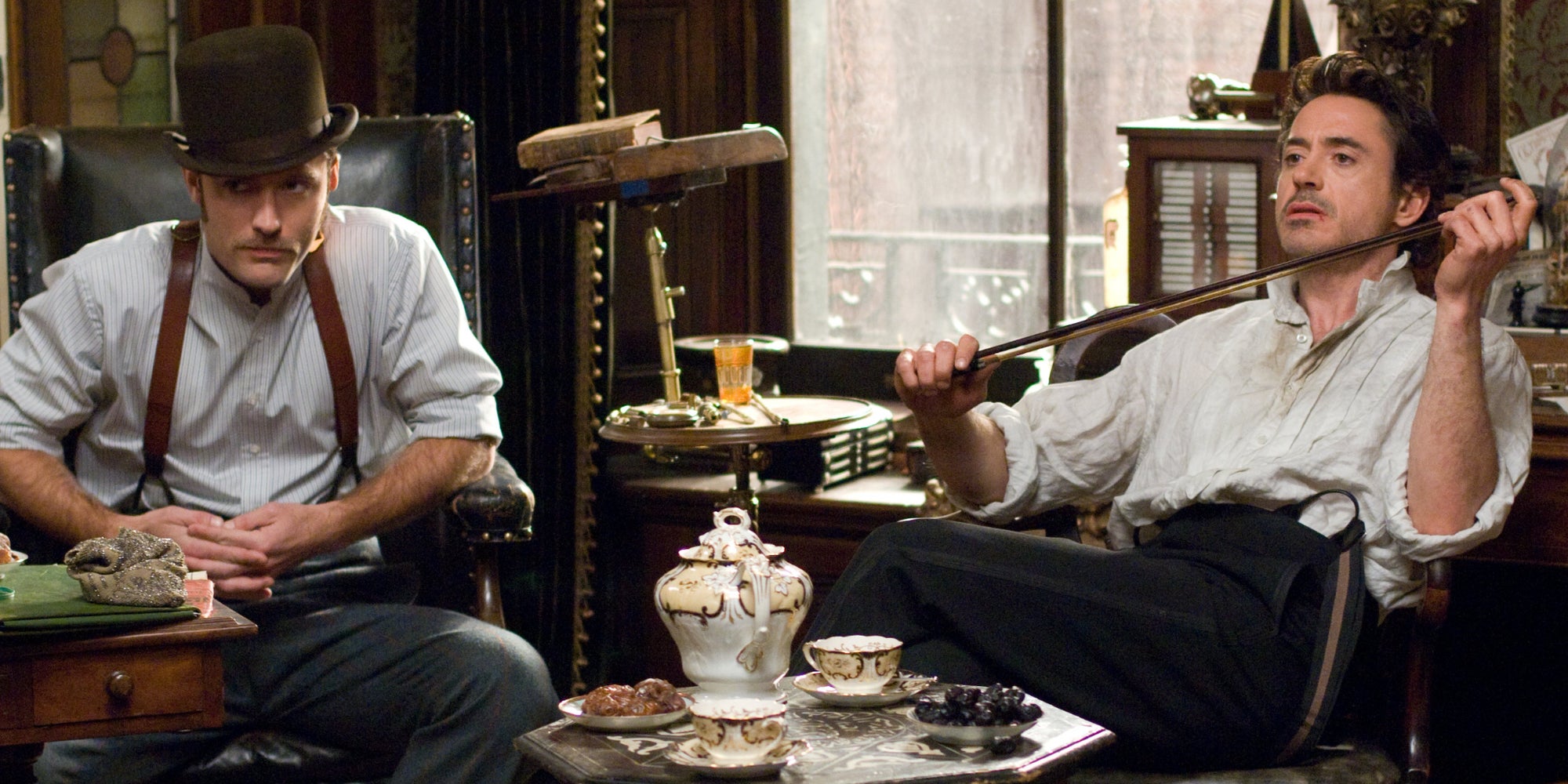 Jude Law (à gauche) et Robert Downey Jr (à droite) partagent l'affiche du film "Sherlock Holmes" diffusé ce 1er mars sur SYFY.