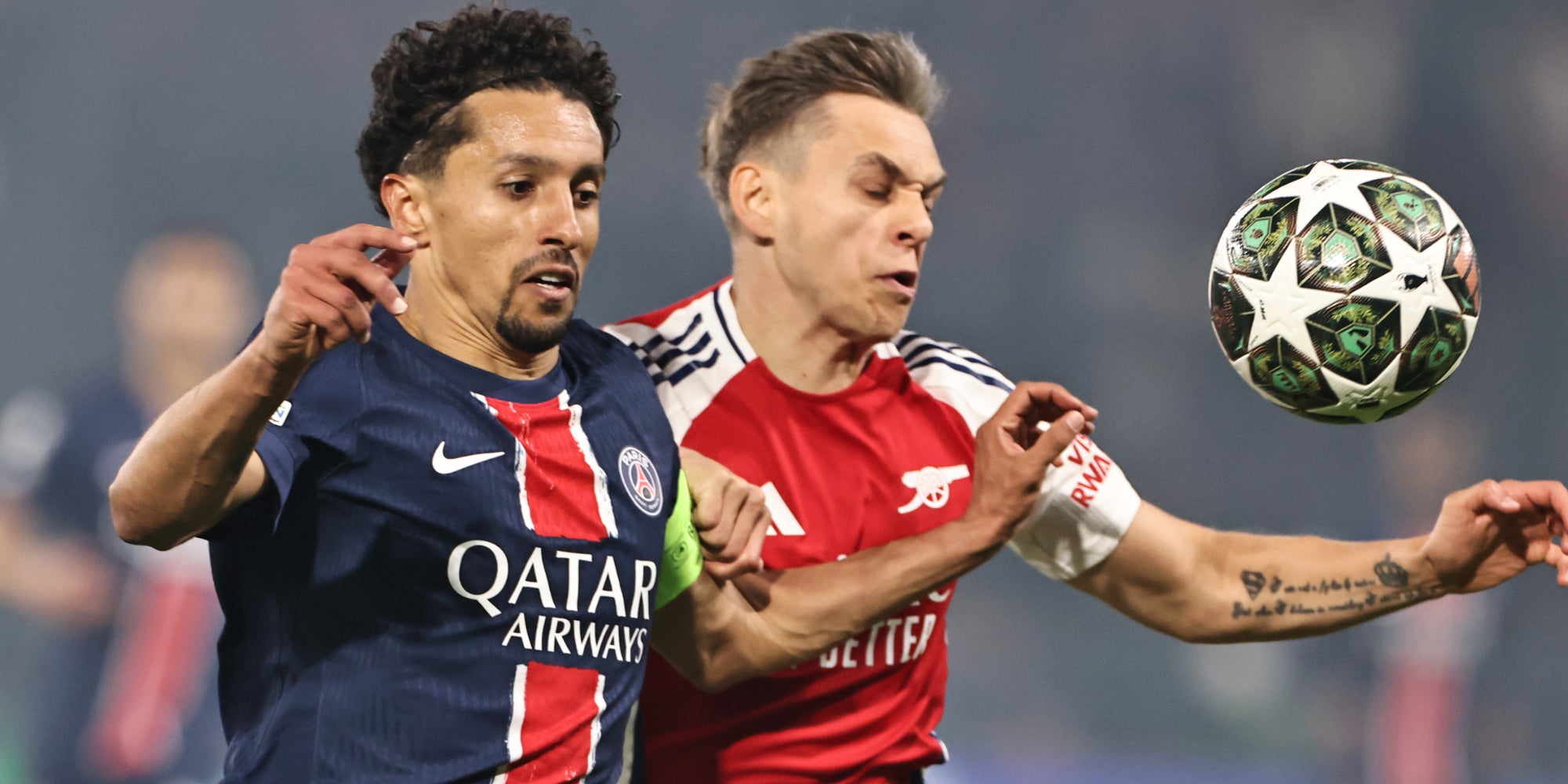  Marquinhos en duel avec Leandro Trossard lors du match retour de la demi-finale de la Ligue des champions de l'UEFA, le 7 mai 2025.