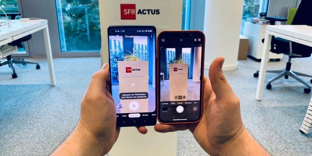 L'application Google Lens sur l'OPPO Reno6 Pro à gauche, et la fonctionnalité Live Text sur l'iPhone 13 Pro à droite.
