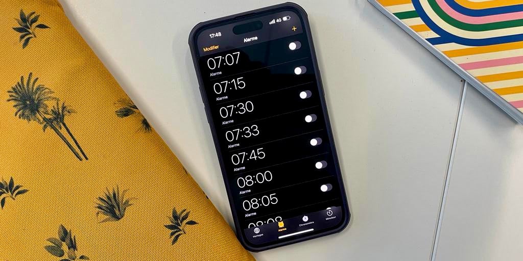 Découvrez comment automatiser un réveil quotidien plus difficile à désactiver sur votre iPhone.