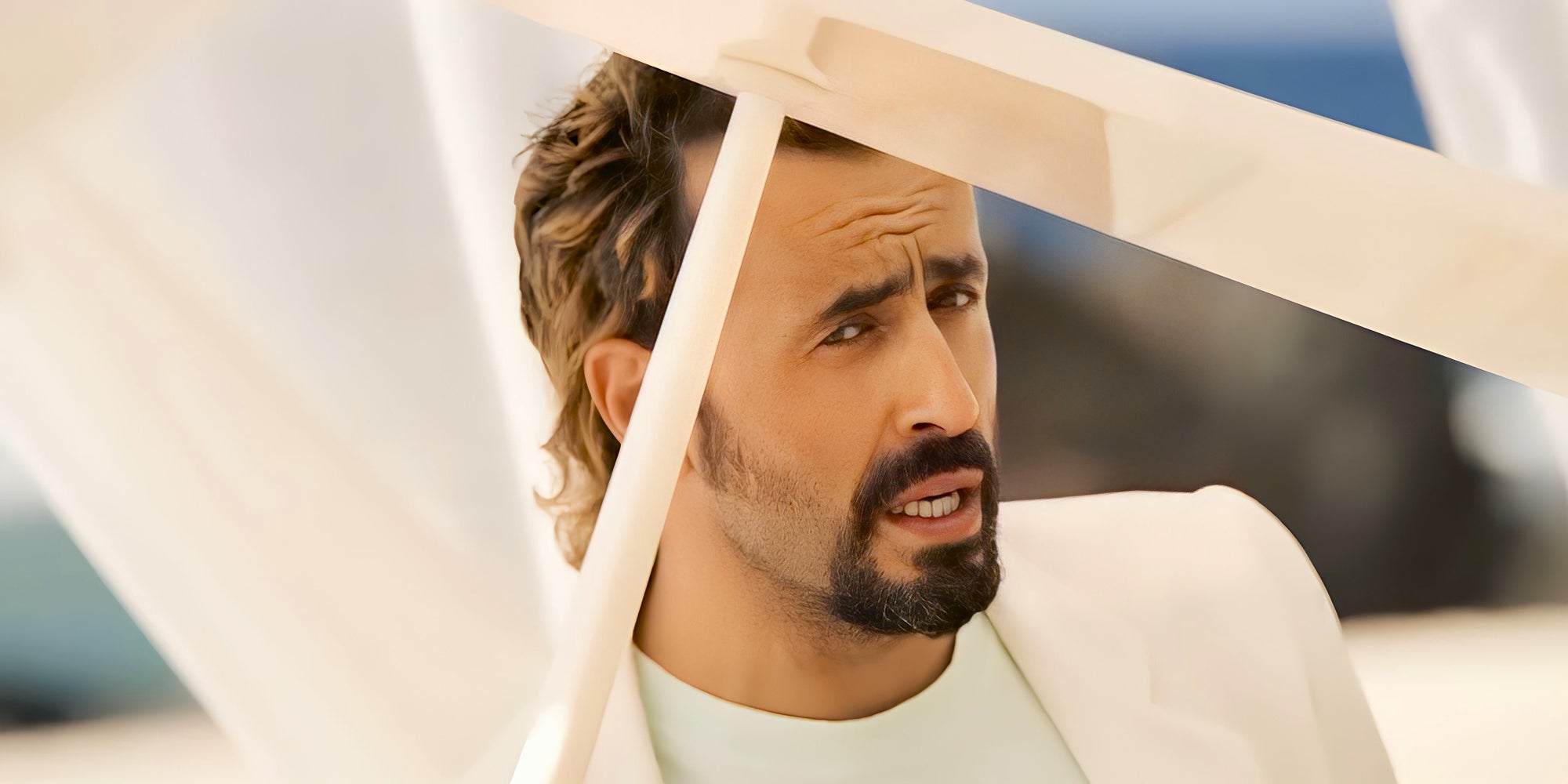 Jonathan Cohen incarne un policier qui rêve de devenir une star de la chanson dans "Sentinelle" pour Prime Video.